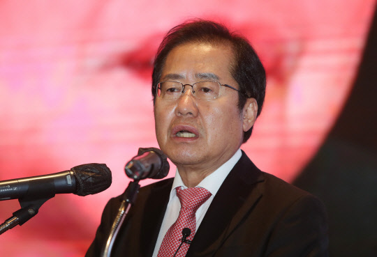 지난 7월5일 홍준표 국민의힘 의원이 대구 그랜드호텔에서 열린 매일 탑 리더스 아카데미에서 '선진강국으로 가는 길'을 주제로 특별강연을 하고 있다.연합뉴스